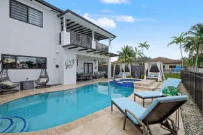 Luxury Lakefront Getaway - Image 2