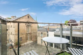 Heart of Oxford Duplex w Balcony - Image 3