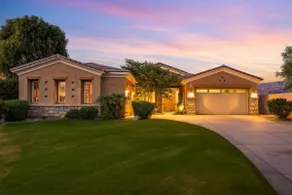 Perfect luxury oasis in desert - Image 3