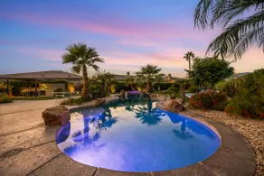 Perfect luxury oasis in desert - Image 2