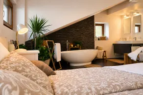 Alpine oasis chalet with freestanding bathtub - Image 4