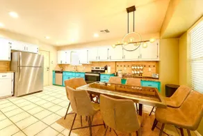 Family treat with hot tub and pool - Image 3