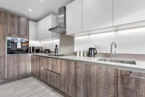 Egham Retreat Contemporary 2BR Peaceful Setting Free Wifi & Parking - Image 3