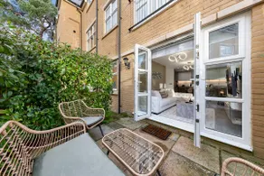 Egham Retreat Contemporary 2BR Peaceful Setting Free Wifi & Parking - Image 4
