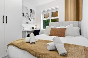 Egham Retreat Contemporary 2BR Peaceful Setting Free Wifi & Parking - Image 2