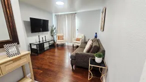 Guest House in Sacramento - Image 2