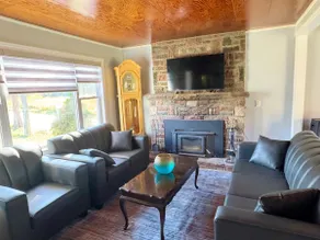 Woodview Lakeside Cottage - 9 Bed, 3 Bath - Image 2
