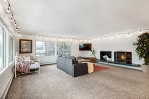 Huge, cozy and very “Alaskan” ~ Centrally located - Image 2