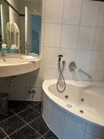 Apartment with whirlpool bathtub & sofa bed - Image 4