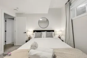 Starlight Suite | Modern 2BR Near DT & University! - Image 5