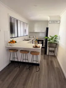 Stunning home secured parking Walk to mall and pub - Image 2