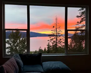 Hygge Hideaway - Breathtaking Lake View + Hot Tub - Image 3