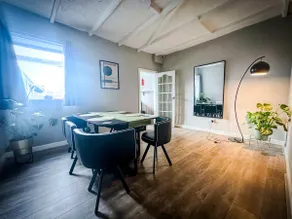 Worsley Gem, Modern 2BR with Garden Space - Image 3
