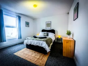 Worsley Gem, Modern 2BR with Garden Space - Image 2