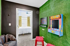 2BR suite w/ game room & pool! 5 min to downtown - Image 3