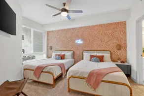 2BR suite w/ game room & pool! 5 min to downtown - Image 4