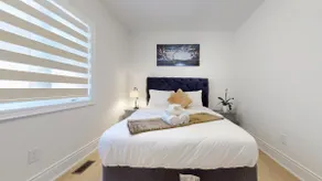 Modern-Detached 5 Bedroom~100% Spotless-Sleeps 13 - Image 2