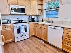 Luxury Lakefront Stay • 20 Min to Notre Dame - Image 4