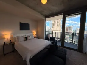 Central with 360 City Views/FREE parking - Image 5