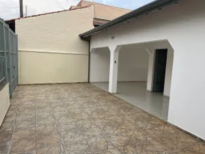 Your retreat: 3 bedrooms, living room and 6-car garage - Image 5