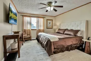 Cozy 3 Bed, Central A/C - GREAT Location! - Image 3