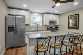 Cozy 3 Bed, Central A/C - GREAT Location! - Image 2
