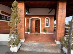 Ranch with 5 suites, pool and green area - Image 5