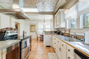 Prime Country Farmhouse + Sleeps 8 - Image 2