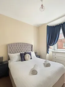 Spacious Central Ground Floor Sleeps 6 - Newark Town Centre - Free Parking - Amaya Twelve - Image 2