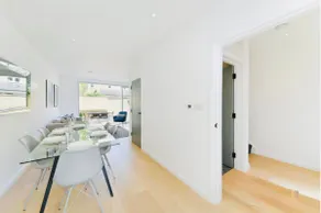 Canary Wharf House with Panoramic Rooftop - Image 4