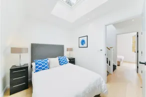 Canary Wharf House with Panoramic Rooftop - Image 5