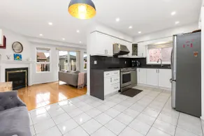 Bright 3BR Home in Richmond Hill free parking - Image 4
