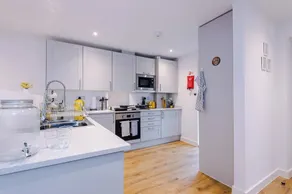 Modern 3-Bed House | Pool Table | Free Parking - Image 4