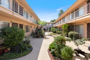 Bright & Stylish Condo in Downtown Long Beach - Image 5