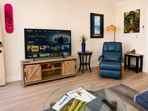 Bright & Stylish Condo in Downtown Long Beach - Image 2