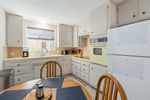 Bright & Stylish Condo in Downtown Long Beach - Image 3
