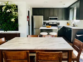 Clean & Modern, 8 Min to AVL, Hot tub - Image 4