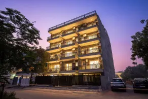 Elegant Chic 1BHK Suite w/ Balcony | Central GGM - Image 5