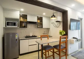 Elegant Chic 1BHK Suite w/ Balcony | Central GGM - Image 3