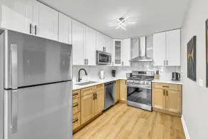 Stylish 3BR Near O’Hare Airport Retreat - Image 5