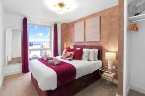 Stylish 2 Bed Apartment in Central Hemel, Parking - Image 2