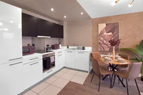 Stylish 2 Bed Apartment in Central Hemel, Parking - Image 4