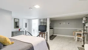 Heart of the Fan | 1 BDR apt | Private entrance - Image 3