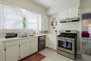 Centrally Located King Bed Midtown Liberty 2695 - Image 4