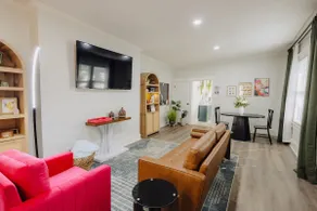Centrally Located King Bed Midtown Liberty 2695 - Image 2
