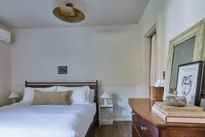 Light filled Apartment in Historic Hotel - Image 4