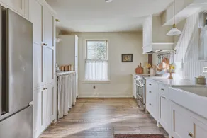 Light filled Apartment in Historic Hotel - Image 3