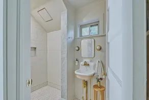 Light filled Apartment in Historic Hotel - Image 5