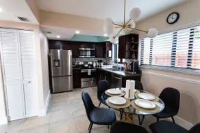 Updated Townhouse close to HardRock & Universities - Image 3