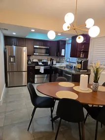 Updated Townhouse close to HardRock & Universities - Image 4